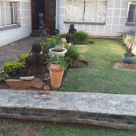 Tshulu Tsha Nabe B&B Bulawayo Esterno foto